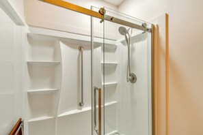 Dusche, Whirlpool, Haartrockner, Handtücher