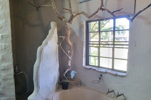Ducha, secador de pelo, toallas y papel higiénico