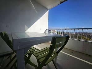 Outdoor dining - Bright apartment, ocean view - 4 guests (La Rochelle)