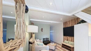 Ein modernes Wohnzimmer mit einer Couch, einem Couchtisch und einer Lampe.