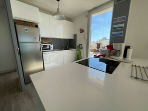 Fridge, microwave, oven, stovetop - Spacious apartment sea view - 8 guests (La Grande-Motte)