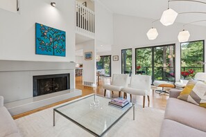 Living area - Bright open concept contemporary close to beaches, mountains. 3.5 bed, 2.5 bath (West Vancouver)