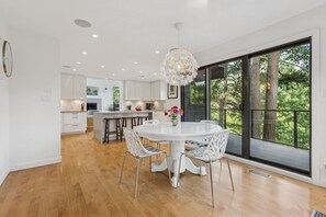 Dining - Bright open concept contemporary close to beaches, mountains. 3.5 bed, 2.5 bath (West Vancouver)