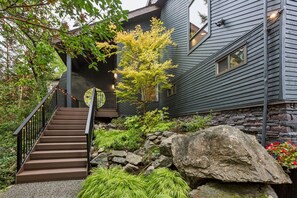 Property grounds - Bright open concept contemporary close to beaches, mountains. 3.5 bed, 2.5 bath (West Vancouver)