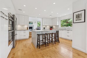 Private kitchen - Bright open concept contemporary close to beaches, mountains. 3.5 bed, 2.5 bath (West Vancouver)
