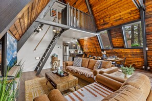 Smart TV, fireplace, books - The Needles A-Frame Cabin! Grill/Hot tub/Pet friendly! (Flagstaff)