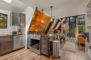 Fridge, microwave, oven, stovetop - The Needles A-Frame Cabin! Grill/Hot tub/Pet friendly! (Flagstaff)