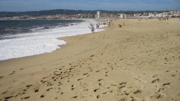 A sandy beach with footprints, a clear sky, and distant buildings. - Sport Hostel Figueira da Foz (Figueira da Foz)