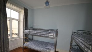 A room with bunk beds, a window with curtains, a door, and a light fixture. - Sport Hostel Figueira da Foz (Figueira da Foz)