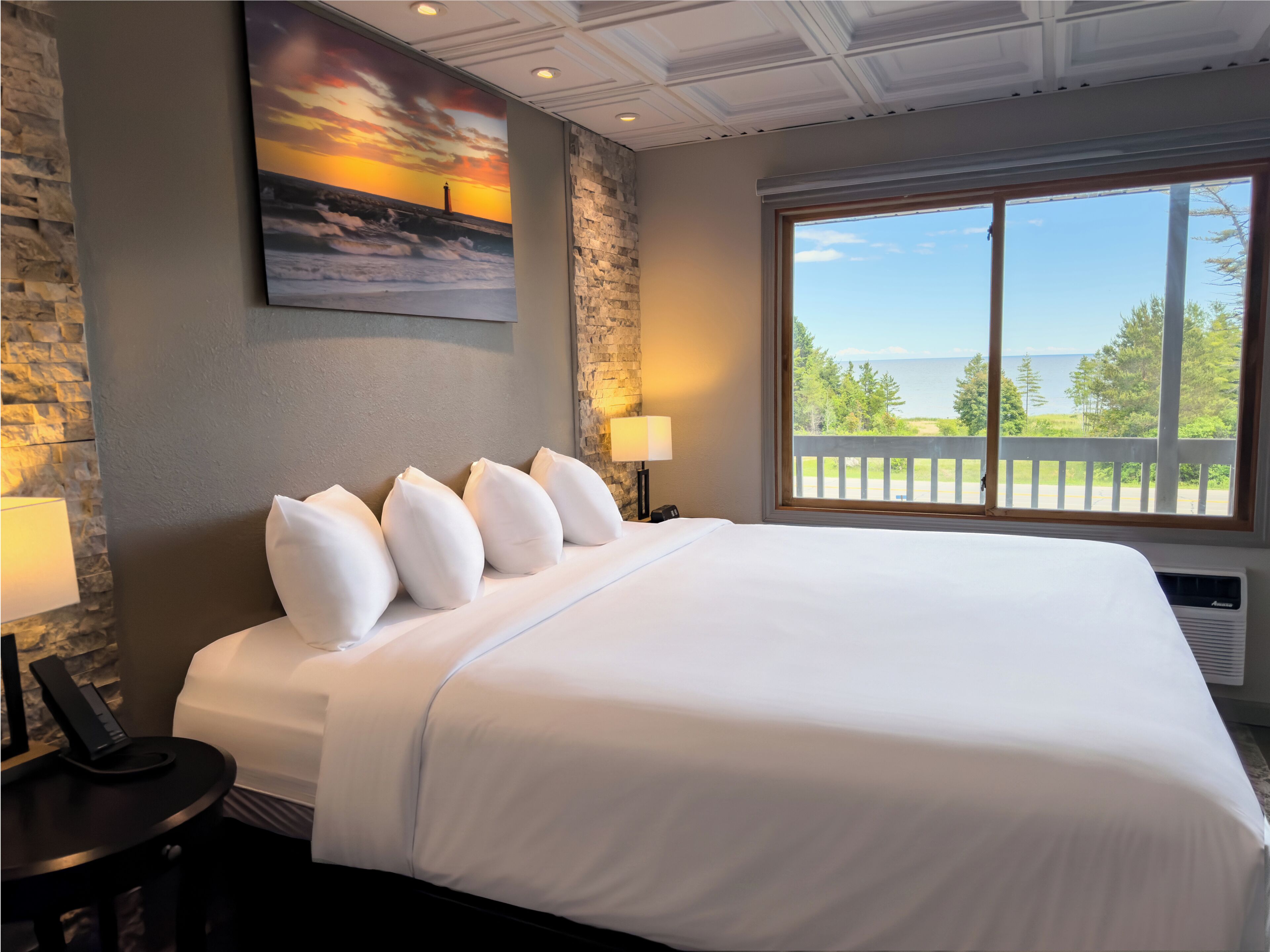 Chambre, 1 très grand lit, vue sur le lac | Bureau, espace de travail pour ordinateurs portables
