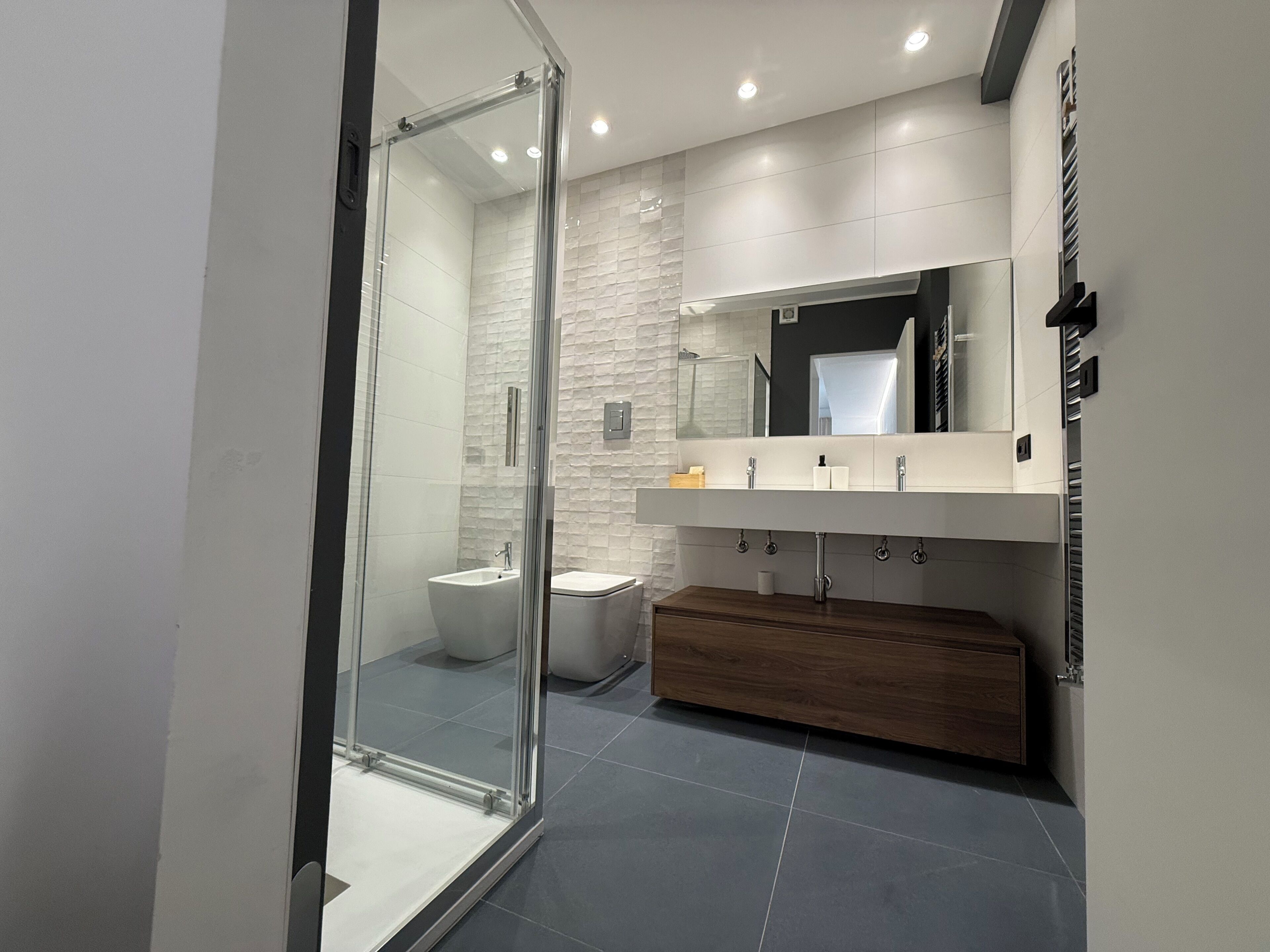 Douche, sèche-cheveux, bidet, serviettes fournies
