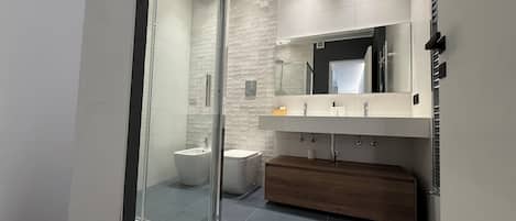 Dusche, Haartrockner, Bidet, Handtücher