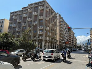 Exterior - Elegant Apartment in the Center of Palermo Design Apartment Notarbartolo (Palermo)