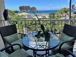 Outdoor dining - Puako Penthouse 409 ~ Top Floor Unit ~ Pool (Kamuela)