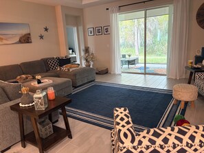 Living area - Tranquil 4-bedroom house with AC in Ormond Beach (Ormond Beach)