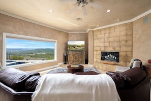 Interior - La Cresta: Luxury Hill Country Retreat with Private Pool & Amazing Views (Helotes)