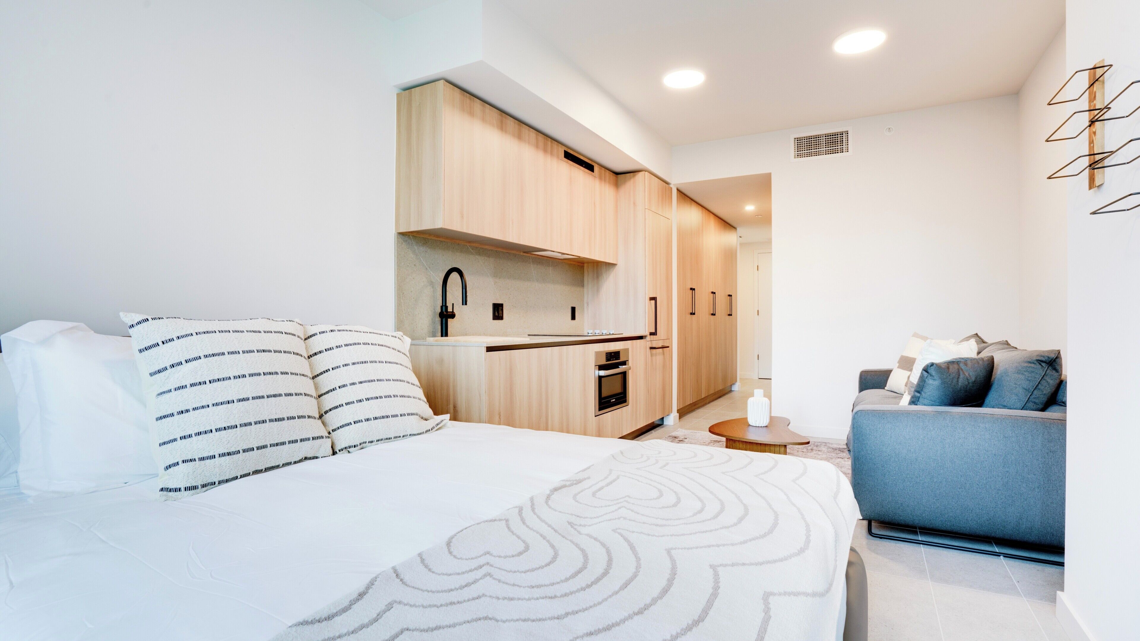 Deluxe Studio Suite, Balcony, City View | Living area