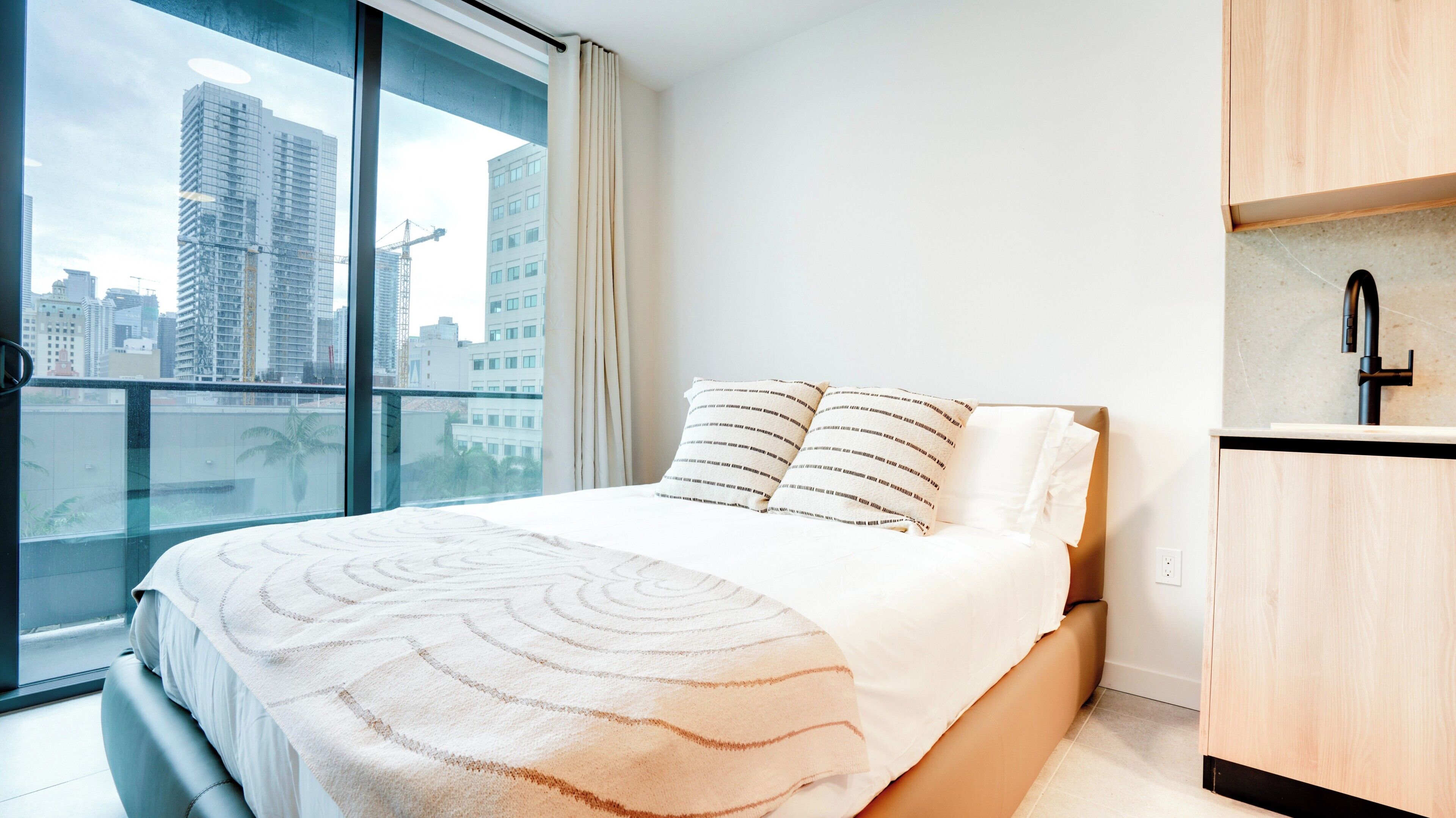 Suite estudio Deluxe, balcón, vista a la ciudad | Sábanas de algodón egipcio, ropa de cama de alta calidad y edredón 
