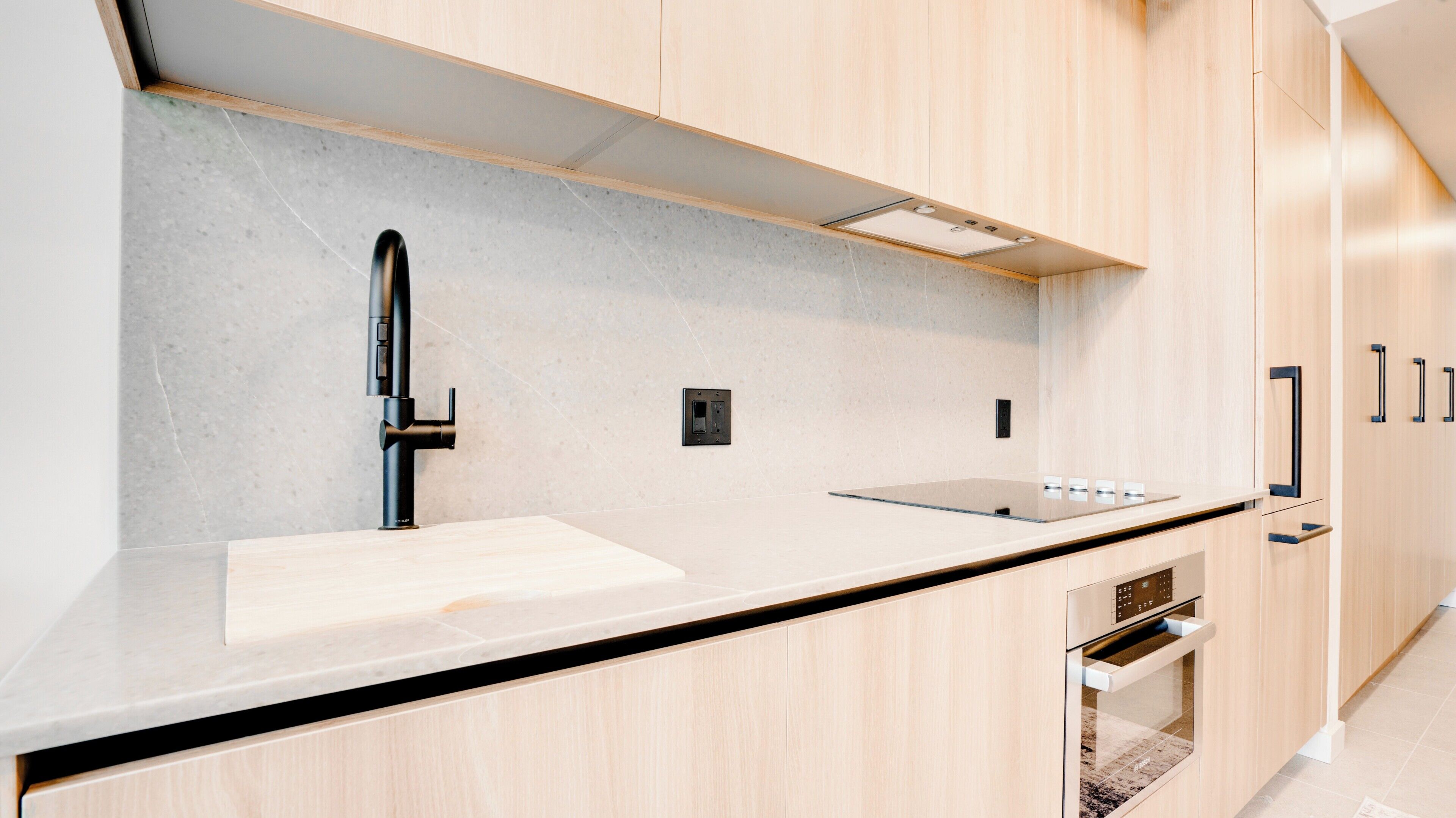 Deluxe-Studiosuite, Balkon, Stadtblick | Eigene Küche | Großer Kühlschrank, Mikrowelle, Ofen, Geschirrspüler