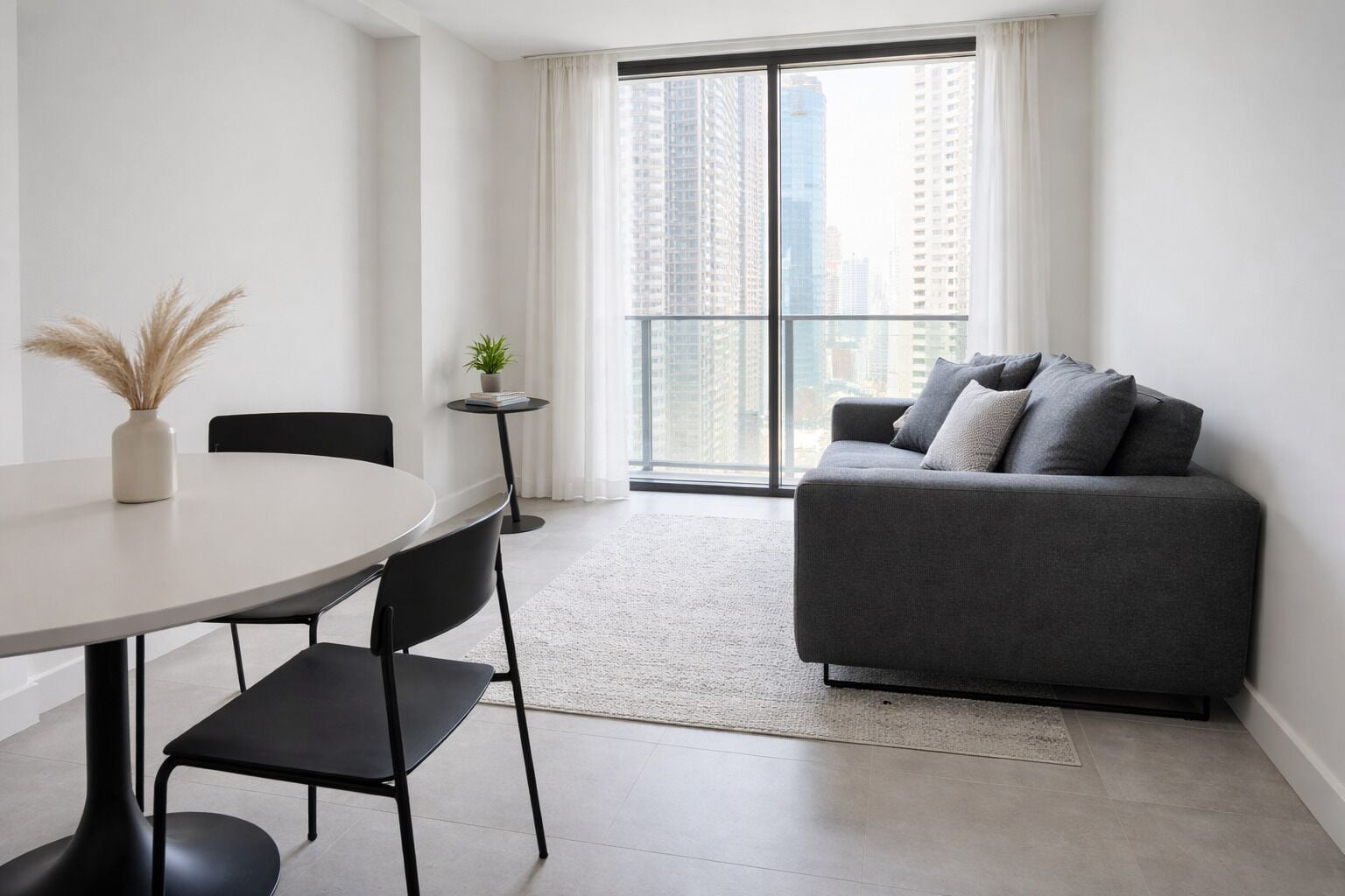 Family Suite, Balcony, City View | Living area