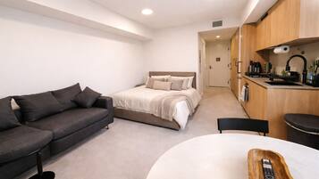 Suite Studio « Premier », balcon, vue ville | Restauration dans la chambre
