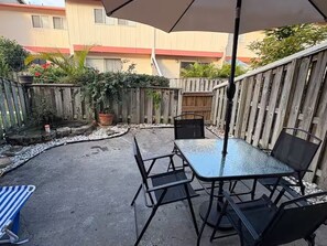 Outdoor dining - Modern 2 Story Condo w/ Pool & Free Parking - 10 min Downtown St Petersburg (St. Petersburg)