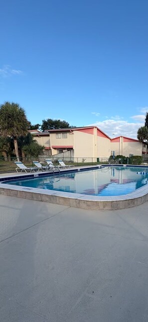 Pool - Modern 2 Story Condo w/ Pool & Free Parking - 10 min Downtown St Petersburg (St. Petersburg)