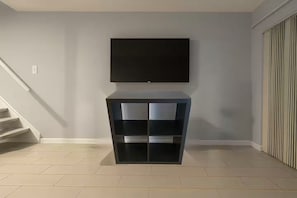 Interior - Modern 2 Story Condo w/ Pool & Free Parking - 10 min Downtown St Petersburg (St. Petersburg)