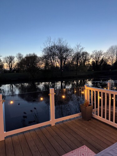 Spacious Lakeside Family Lodge in the Cotswolds | Sleeps 6 | Private Deck