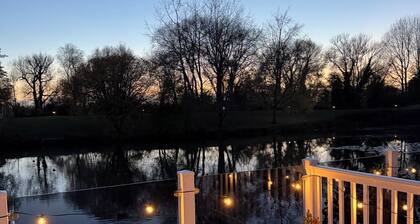 Spacious Lakeside Family Lodge in the Cotswolds | Sleeps 6 | Private Deck