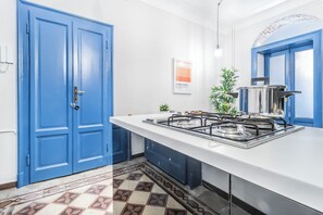 Private kitchen - Elegant City Center Flat 5 Guests - M1 Metro - Fast Wi-Fi - AC & Balcony (Milano)