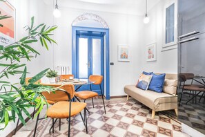 Living area - Elegant City Center Flat 5 Guests - M1 Metro - Fast Wi-Fi - AC & Balcony (Milano)