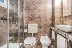 Shower, hair dryer, bidet, soap - Elegant City Center Flat 5 Guests - M1 Metro - Fast Wi-Fi - AC & Balcony (Milano)