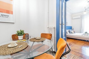 Dining - Elegant City Center Flat 5 Guests - M1 Metro - Fast Wi-Fi - AC & Balcony (Milano)