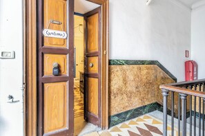 Interior - Elegant City Center Flat 5 Guests - M1 Metro - Fast Wi-Fi - AC & Balcony (Milano)