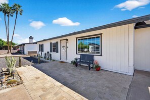 Exterior - 4BR Oasis w/pool, Cold Plunge, Gym, Game Room (Phoenix)