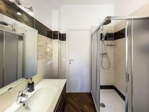 Dusche, Haartrockner, Bidet, HandtĂŒcher