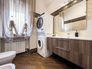 Dusche, Haartrockner, Bidet, HandtĂŒcher