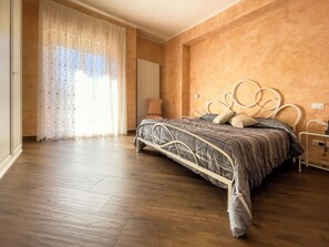 2 bedrooms, iron/ironing board, WiFi, bed sheets - 5 MINUTES WALK FROM THE CENTER (L'Aquila)