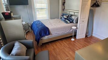 2 slaapkamers, een strijkplank/strijkijzer, reisbedje, gratis wifi