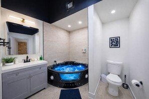 Luxury Suite, 6 Bedrooms, Non Smoking | Bathroom -  McCormick Suites by Slumber Stay (Chicago)