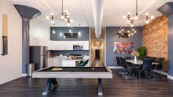 Suite Luxe, 6 chambres, non-fumeurs | Cuisine privée | Réfrigérateur, micro-ondes, four, plaque de cuisson