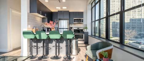 Departamento superior, 2 habitaciones, vista a la ciudad | Cocina privada | Refrigerador, microondas, horno y parrilla de estufa