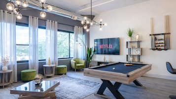 Luxury Suite, 5 Bedrooms, City View | Bilik permainan