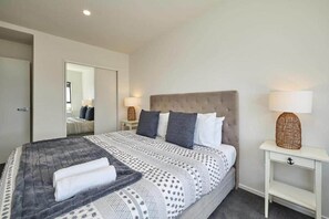 3 bedrooms, iron/ironing board, WiFi, bed sheets
