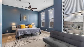 3 habitaciones, escritorio y tabla de planchar con plancha