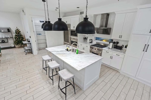 Modern 4-Story Townhome  Med Center  Sleeps 8