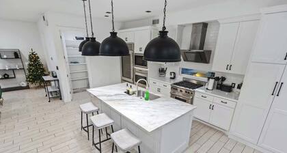 Modern 4-Story Townhome Med Center Sleeps 8
