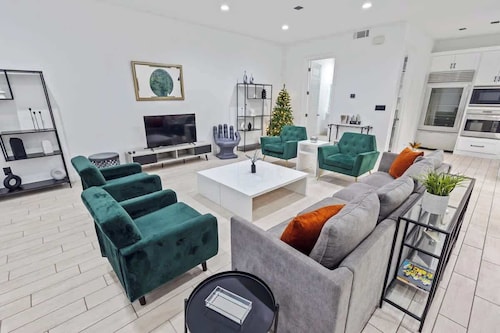 Modern 4-Story Townhome | Med Center | Sleeps 8