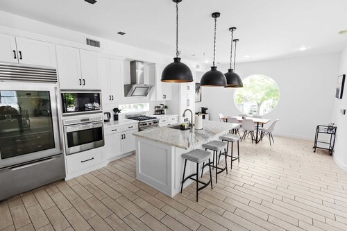 Modern 4-Story Townhome  Med Center  Sleeps 8